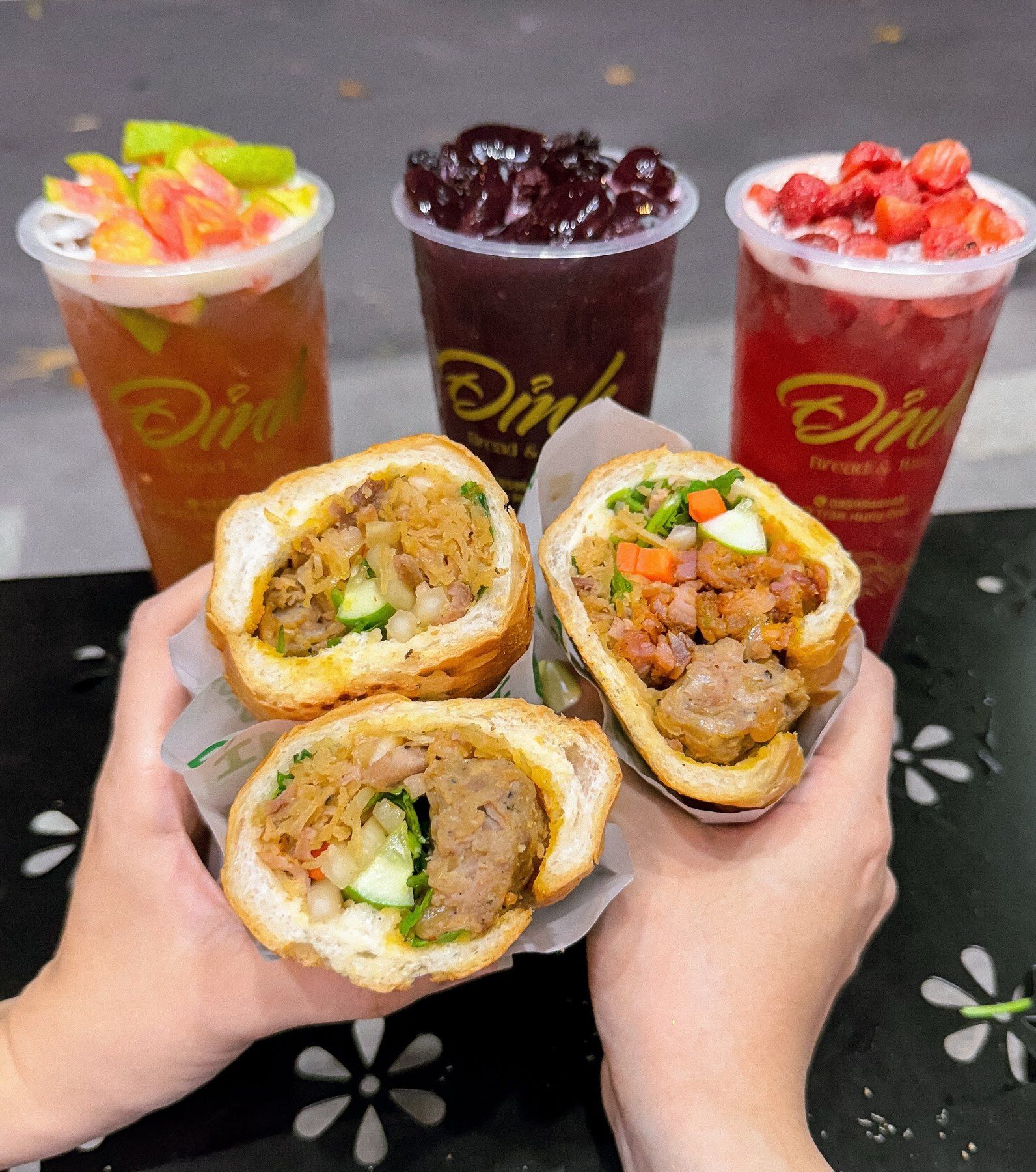 Bánh mì thịt nướng Đỉnh trên mành tre