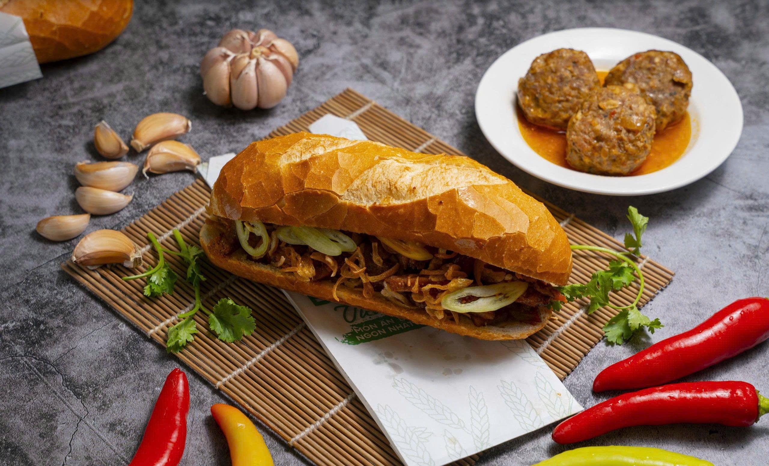 Bánh mì thịt nướng Đỉnh trên mành tre